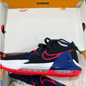 Boy’s Lebron’s size 7